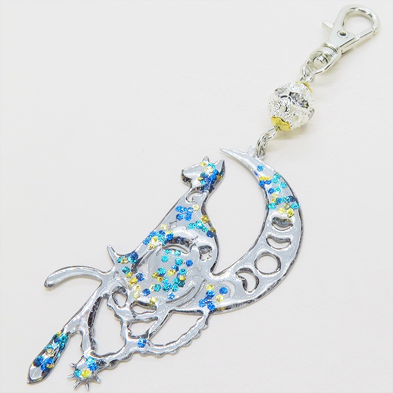 ステンレス製 シルバーカラー 三日月に乗る猫シルエットのキーホルダー ラインストーン レジン加工 シルバーカラーメタルビーズ 金具変更可