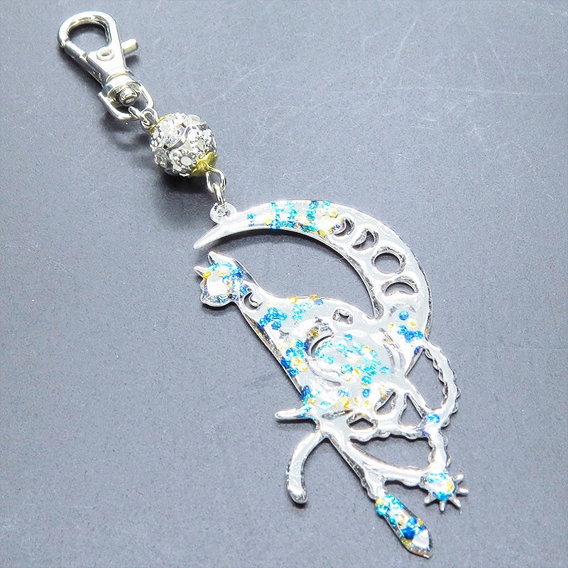 ステンレス製 シルバーカラー 三日月に乗る猫シルエットのキーホルダー ラインストーン レジン加工 シルバーカラーメタルビーズ 金具変更可 