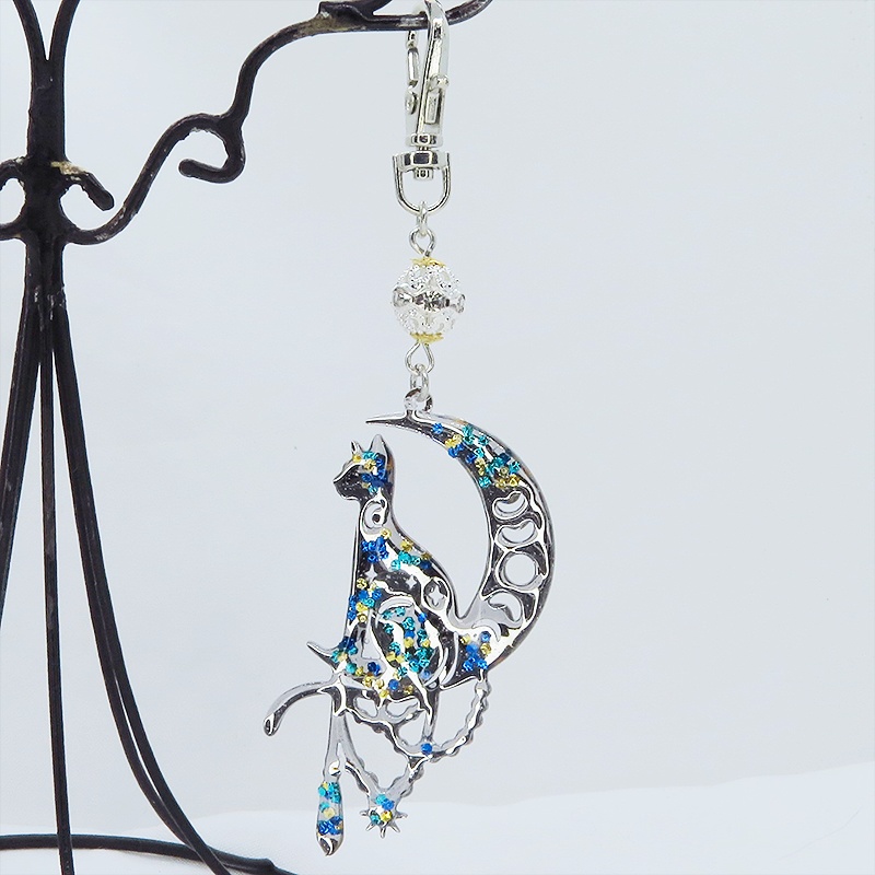 ステンレス製 シルバーカラー 三日月に乗る猫シルエットのキーホルダー ラインストーン レジン加工 シルバーカラーメタルビーズ 金具変更可