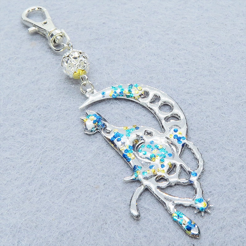 ステンレス製 シルバーカラー 三日月に乗る猫シルエットのキーホルダー ラインストーン レジン加工 シルバーカラーメタルビーズ 金具変更可