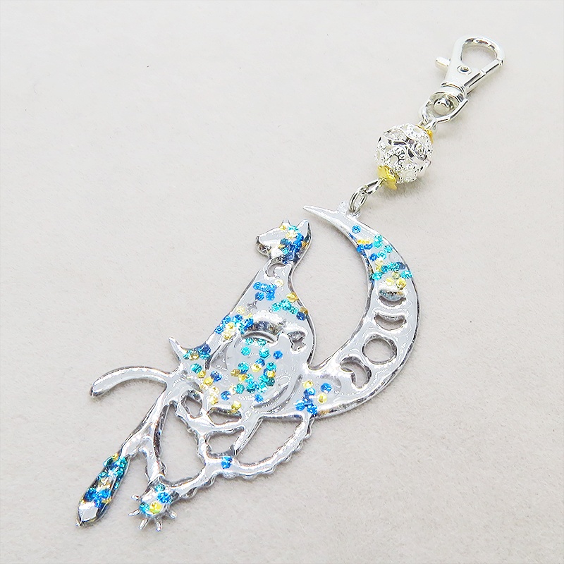 ステンレス製 シルバーカラー 三日月に乗る猫シルエットのキーホルダー ラインストーン レジン加工 シルバーカラーメタルビーズ 金具変更可