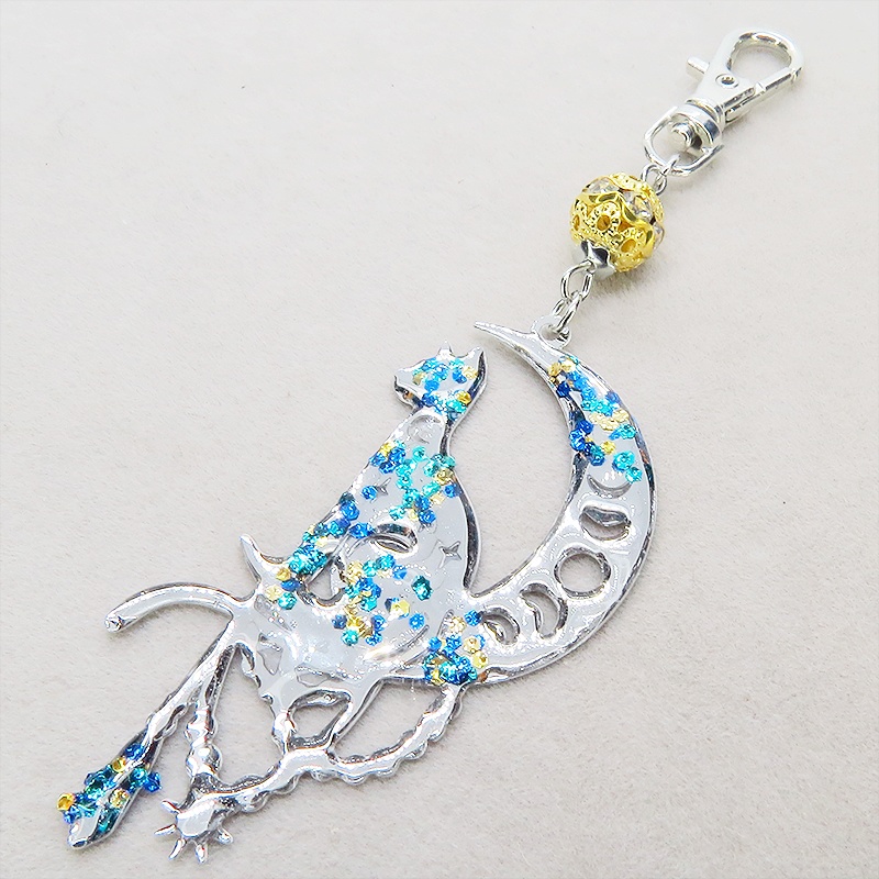 ステンレス製 シルバーカラー 三日月に乗る猫シルエットのキーホルダー ラインストーン レジン加工 ゴールドカラーメタルビーズ 金具変更可