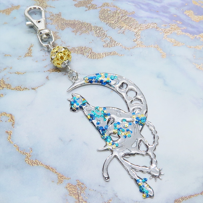 ステンレス製 シルバーカラー 三日月に乗る猫シルエットのキーホルダー ラインストーン レジン加工 ゴールドカラーメタルビーズ 金具変更可