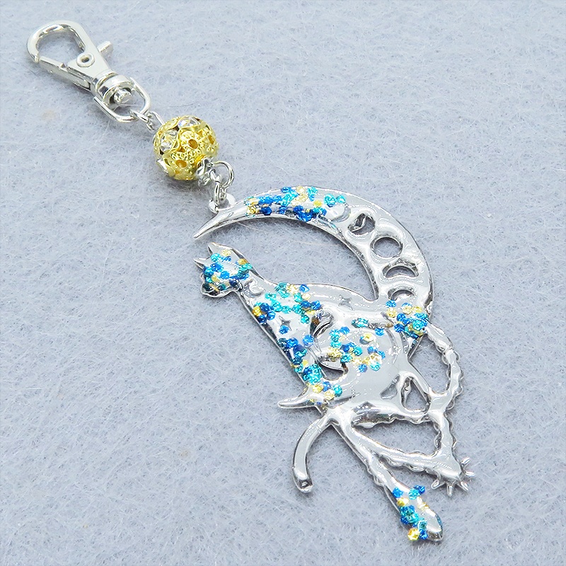 ステンレス製 シルバーカラー 三日月に乗る猫シルエットのキーホルダー ラインストーン レジン加工 ゴールドカラーメタルビーズ 金具変更可