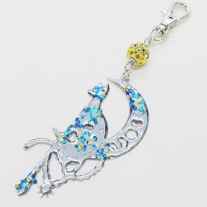 ステンレス製 シルバーカラー 三日月に乗る猫シルエットのキーホルダー ラインストーン レジン加工 ゴールドカラーメタルビーズ 金具変更可