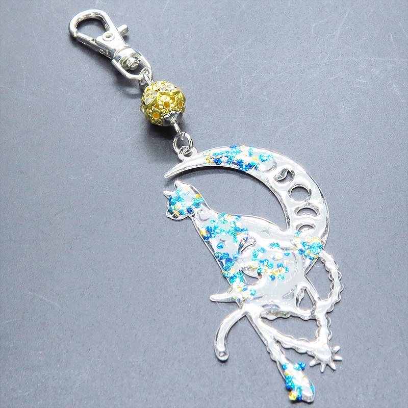 ステンレス製 シルバーカラー 三日月に乗る猫シルエットのキーホルダー ラインストーン レジン加工 ゴールドカラーメタルビーズ 金具変更可 