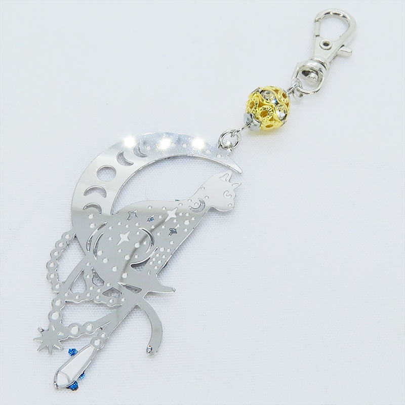 ステンレス製 シルバーカラー 三日月に乗る猫シルエットのキーホルダー ラインストーン レジン加工 ゴールドカラーメタルビーズ 金具変更可