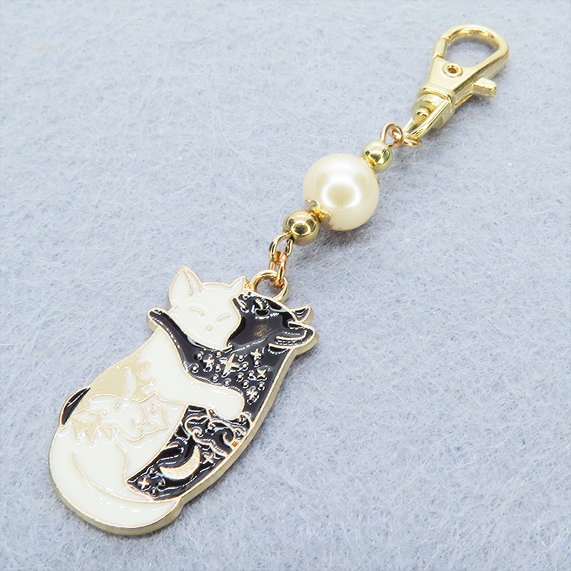 抱擁にゃんこ 白猫と黒猫が抱き合ってる可愛いチャームのキーホルダー ベージュ アクリルビーズ 金具変更可