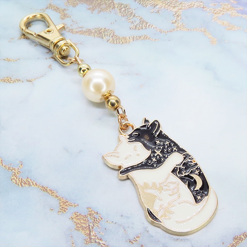 抱擁にゃんこ 白猫と黒猫が抱き合ってる可愛いチャームのキーホルダー ベージュ アクリルビーズ 金具変更可