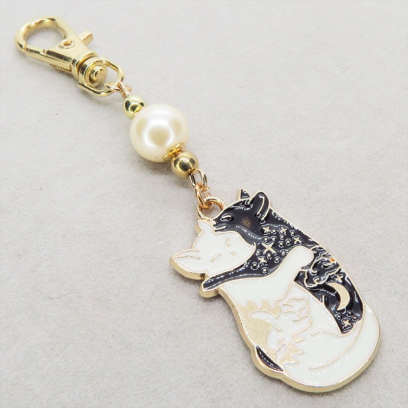 抱擁にゃんこ 白猫と黒猫が抱き合ってる可愛いチャームのキーホルダー ベージュ アクリルビーズ 金具変更可