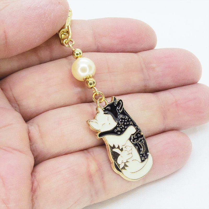 抱擁にゃんこ 白猫と黒猫が抱き合ってる可愛いチャームのキーホルダー ベージュ アクリルビーズ 金具変更可