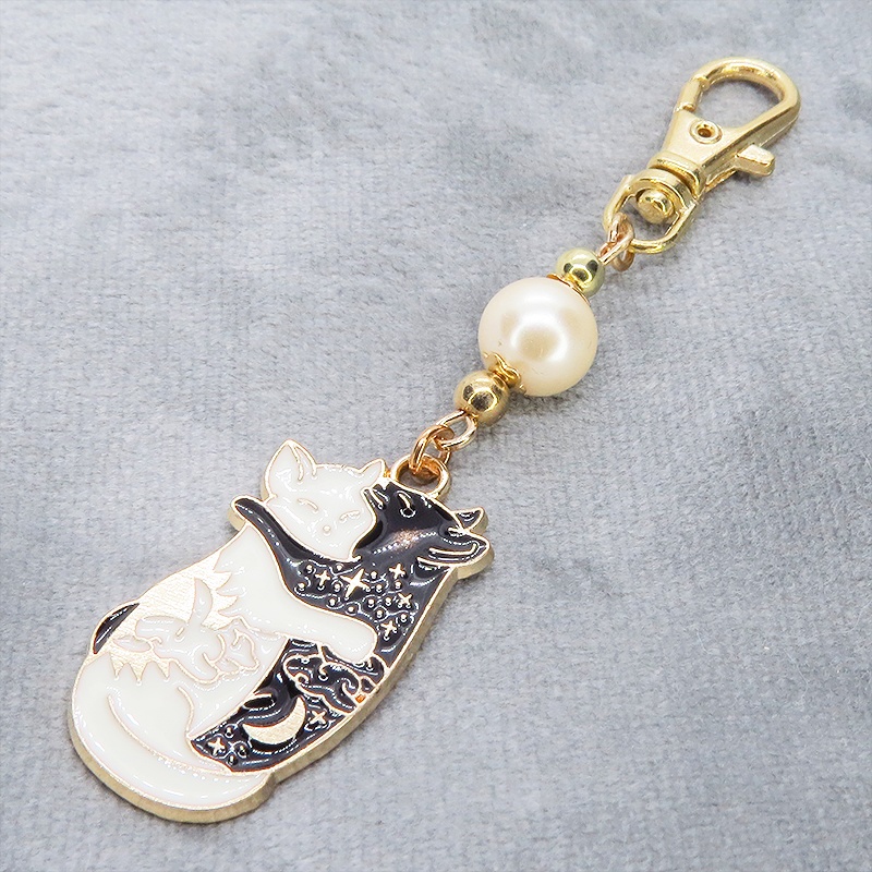 抱擁にゃんこ 白猫と黒猫が抱き合ってる可愛いチャームのキーホルダー ベージュ アクリルビーズ 金具変更可