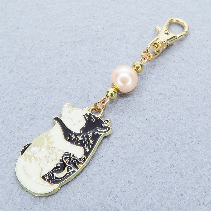 抱擁にゃんこ 白猫と黒猫が抱き合ってる可愛いチャームのキーホルダー コーラルピンク ビーズ 金具変更可