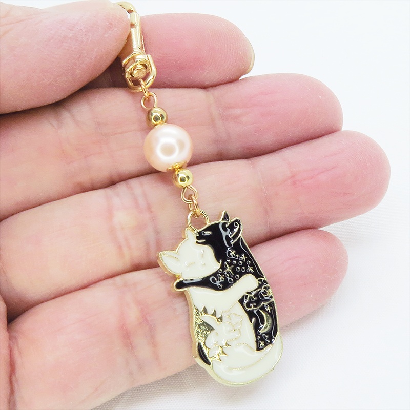 抱擁にゃんこ 白猫と黒猫が抱き合ってる可愛いチャームのキーホルダー コーラルピンク ビーズ 金具変更可