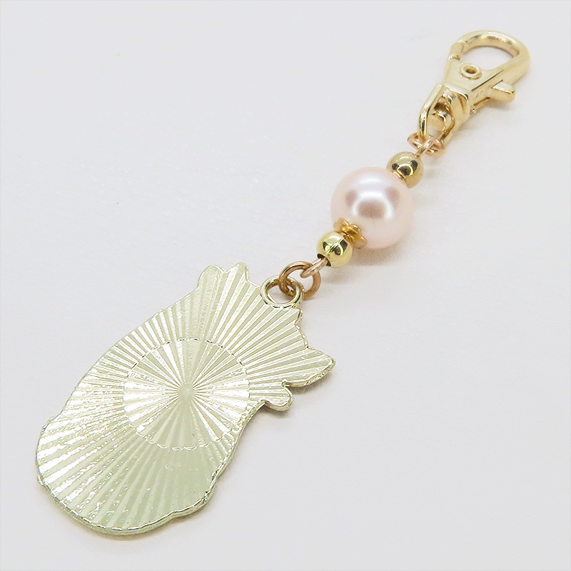 抱擁にゃんこ 白猫と黒猫が抱き合ってる可愛いチャームのキーホルダー コーラルピンク ビーズ 金具変更可