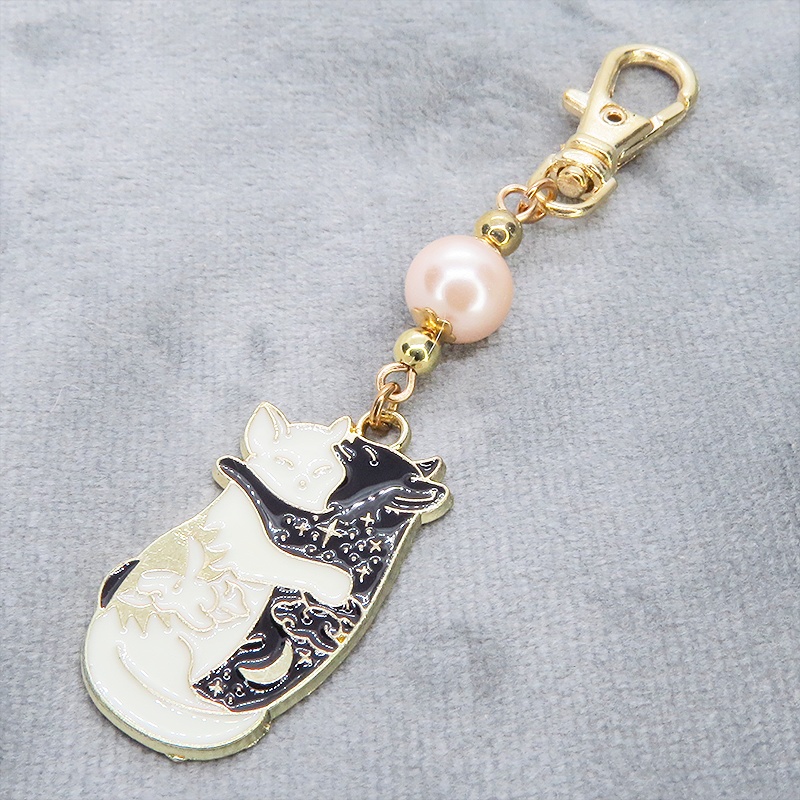 抱擁にゃんこ 白猫と黒猫が抱き合ってる可愛いチャームのキーホルダー コーラルピンク ビーズ 金具変更可