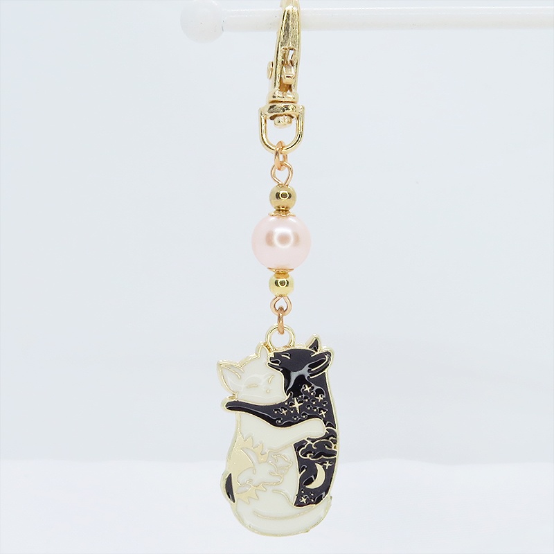 抱擁にゃんこ 白猫と黒猫が抱き合ってる可愛いチャームのキーホルダー コーラルピンク ビーズ 金具変更可