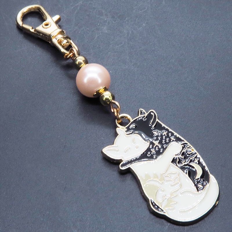 抱擁にゃんこ 白猫と黒猫が抱き合ってる可愛いチャームのキーホルダー コーラルピンク ビーズ 金具変更可 