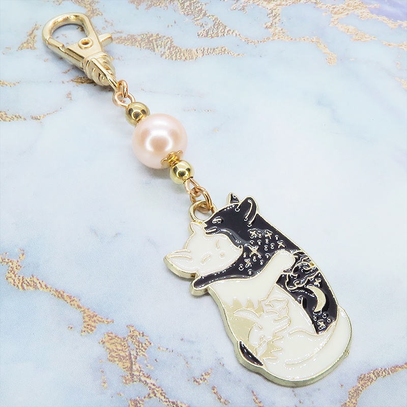 抱擁にゃんこ 白猫と黒猫が抱き合ってる可愛いチャームのキーホルダー コーラルピンク ビーズ 金具変更可