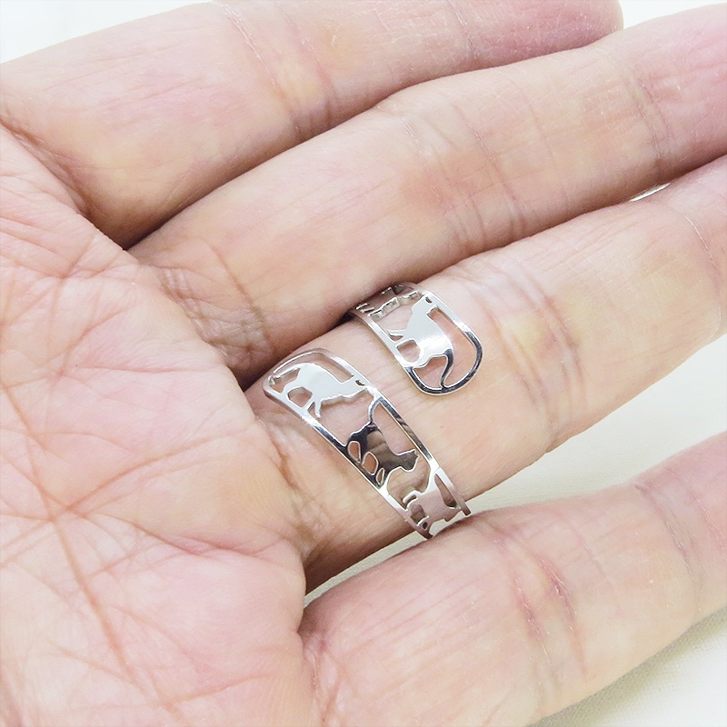 ステンレス製 シルバーカラー 歩く猫シルエットが連なる大人可愛いリング フリーサイズ