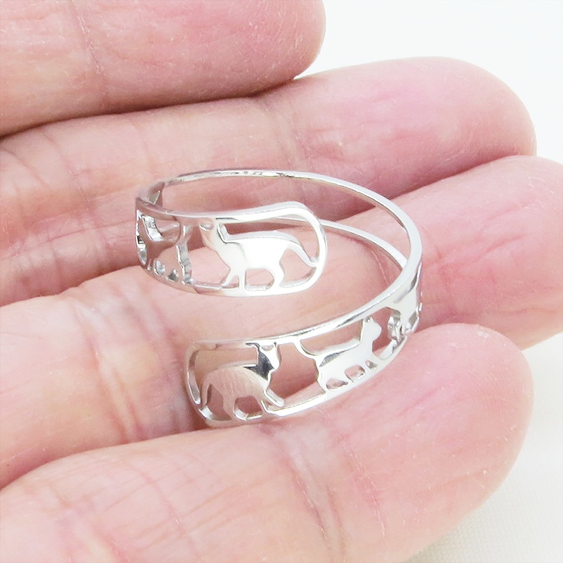 ステンレス製 シルバーカラー 歩く猫シルエットが連なる大人可愛いリング フリーサイズ