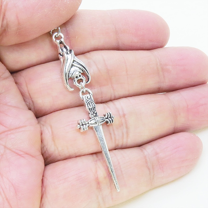 アンティークシルバー ゴシック調ソード(剣)とコウモリのスリムなネックレス 長さ調整可 アジャスター可