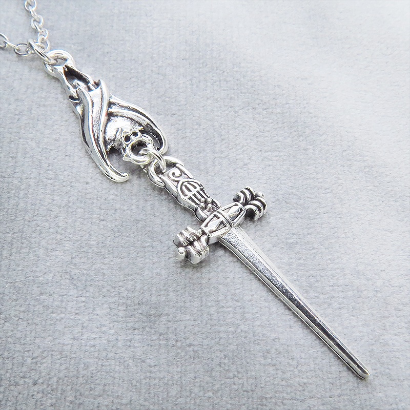 アンティークシルバー ゴシック調ソード(剣)とコウモリのスリムなネックレス 長さ調整可 アジャスター可