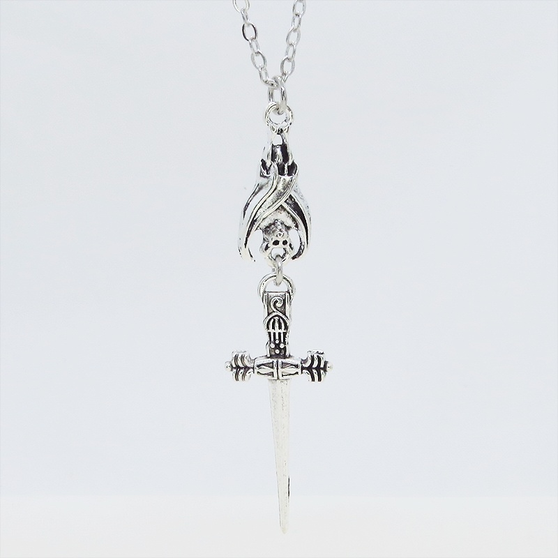 アンティークシルバー ゴシック調ソード(剣)とコウモリのスリムなネックレス 長さ調整可 アジャスター可