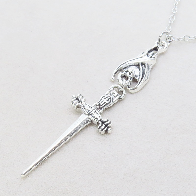 アンティークシルバー ゴシック調ソード(剣)とコウモリのスリムなネックレス 長さ調整可 アジャスター可