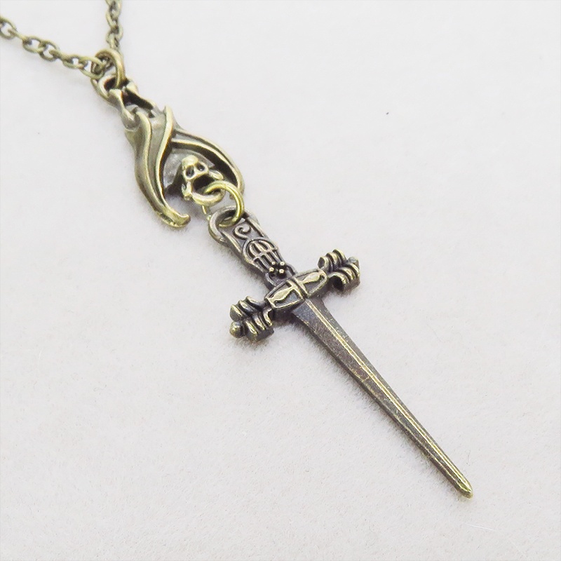 アンティークゴールド ゴシック調ソード（剣）とコウモリのスリムなネックレス 長さ調整可 アジャスター可