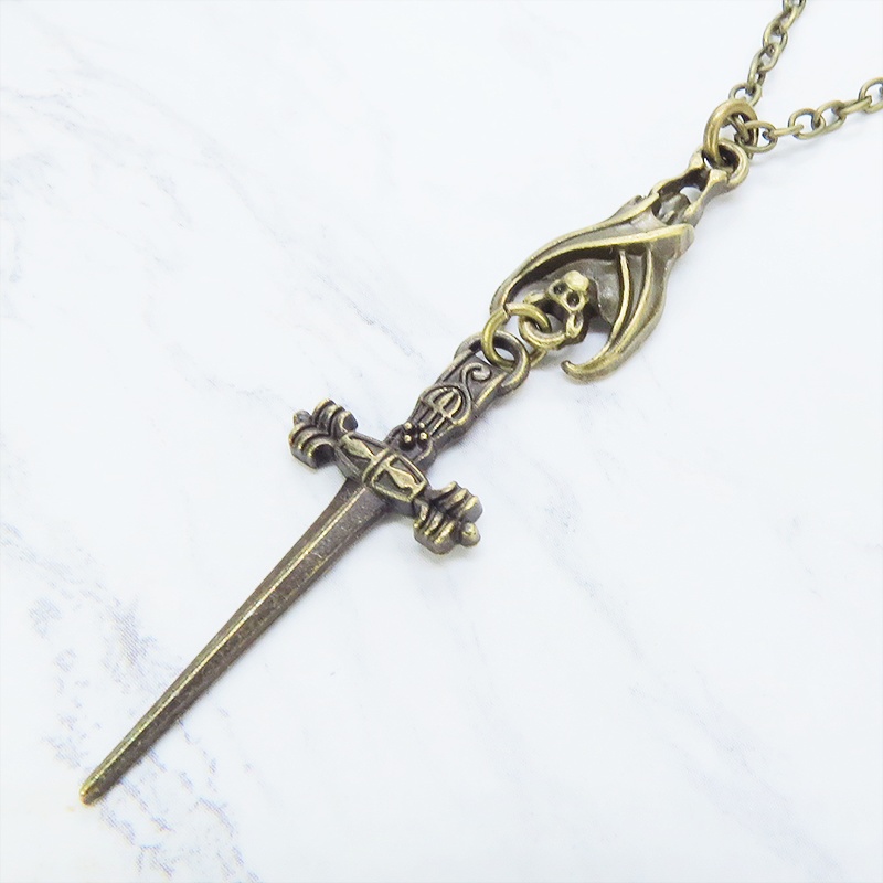 アンティークゴールド ゴシック調ソード(剣)とコウモリのスリムなネックレス 長さ調整可 アジャスター可