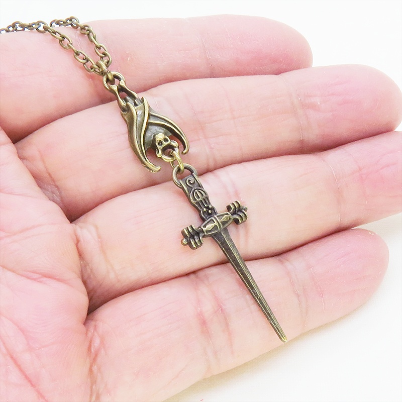 アンティークゴールド ゴシック調ソード(剣)とコウモリのスリムなネックレス 長さ調整可 アジャスター可