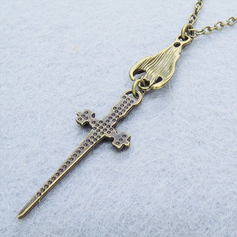 アンティークゴールド ゴシック調ソード(剣)とコウモリのスリムなネックレス 長さ調整可 アジャスター可