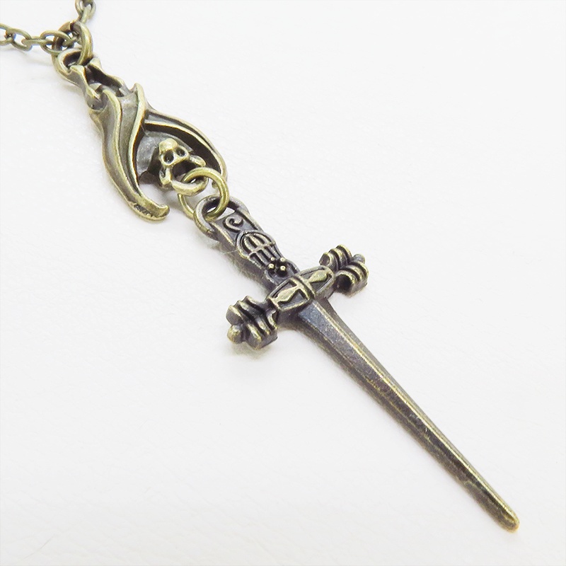 アンティークゴールド ゴシック調ソード(剣)とコウモリのスリムなネックレス 長さ調整可 アジャスター可