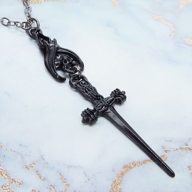 ブラックカラー ゴシック調ソード(剣)とコウモリのスリムなネックレス 長さ調整可 アジャスター可