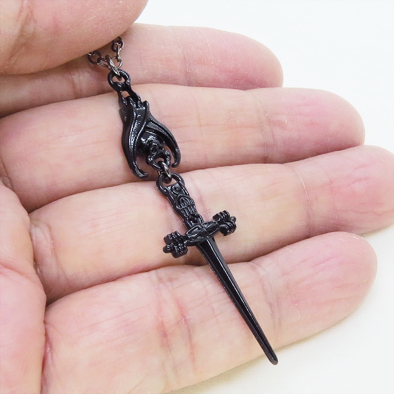 ブラックカラー ゴシック調ソード(剣)とコウモリのスリムなネックレス 長さ調整可 アジャスター可