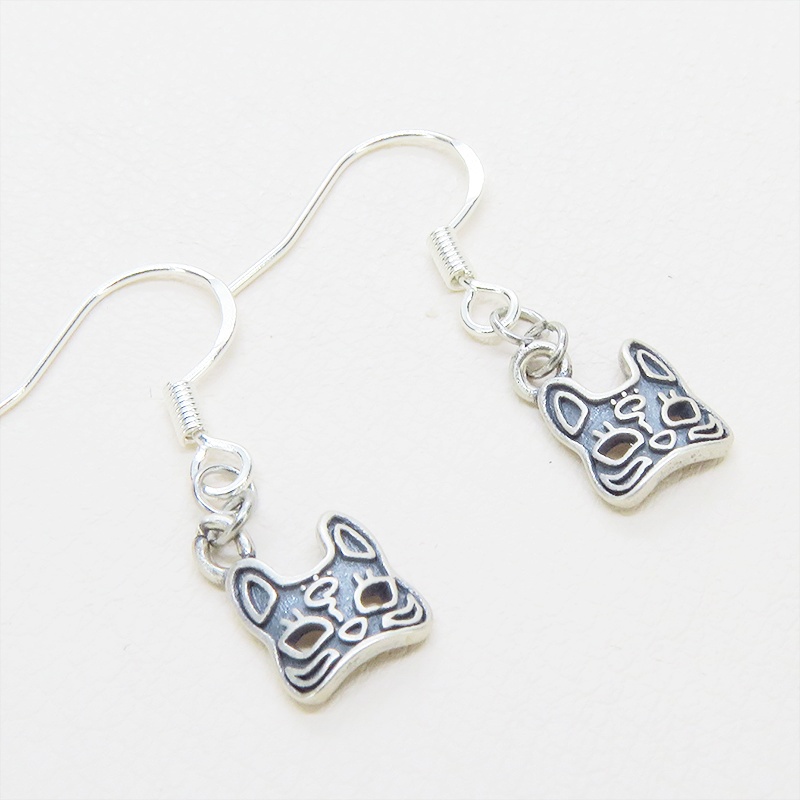 シルバー925 猫フェイスモチーフのコンパクトな大人可愛いピアス グレータイプ