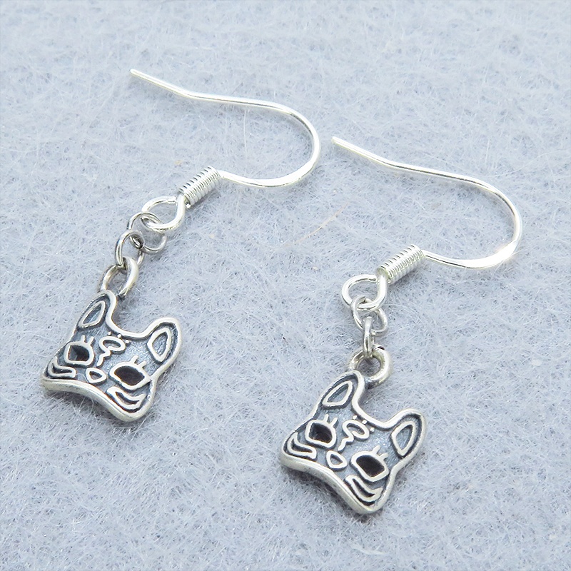 シルバー925 猫フェイスモチーフのコンパクトな大人可愛いピアス グレータイプ