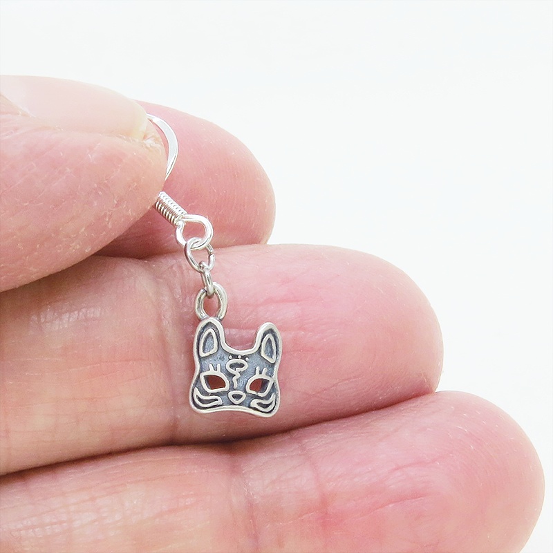 シルバー925 猫フェイスモチーフのコンパクトな大人可愛いピアス グレータイプ