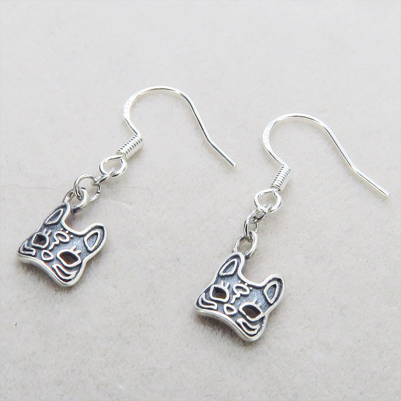 シルバー925 猫フェイスモチーフのコンパクトな大人可愛いピアス グレータイプ