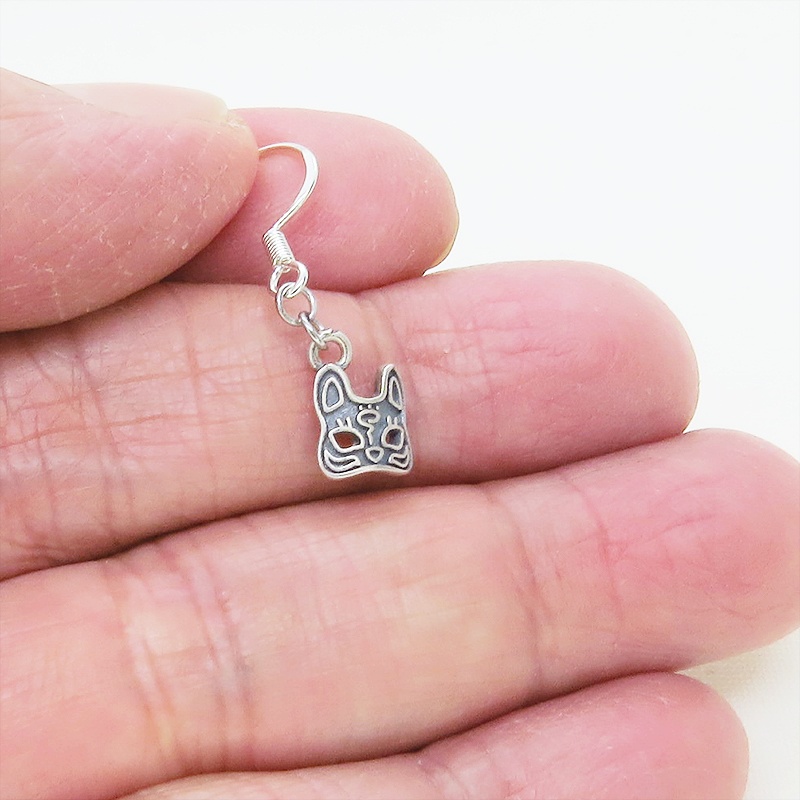 シルバー925 猫フェイスモチーフのコンパクトな大人可愛いピアス グレータイプ