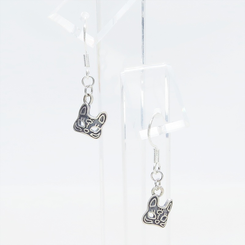 シルバー925 猫フェイスモチーフのコンパクトな大人可愛いピアス グレータイプ