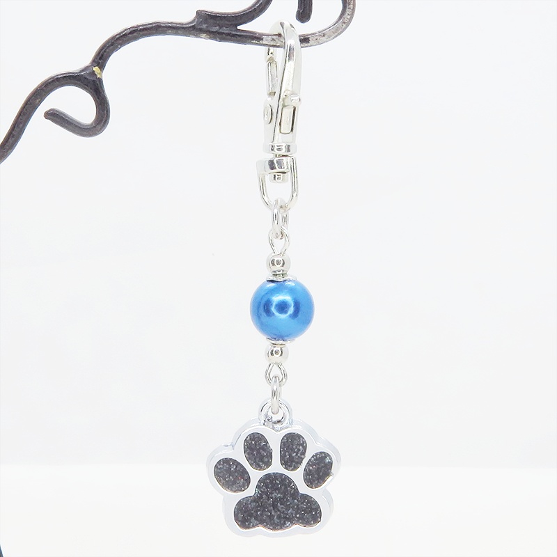 シルバーカラー 大きめ肉球チャームとコバルトブルーのビーズを組合せたキーホルダー 金具変更可