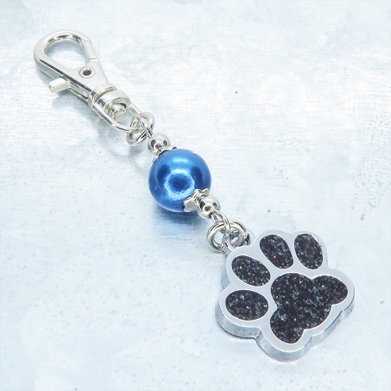 シルバーカラー 大きめ肉球チャームとコバルトブルーのビーズを組合せたキーホルダー 金具変更可