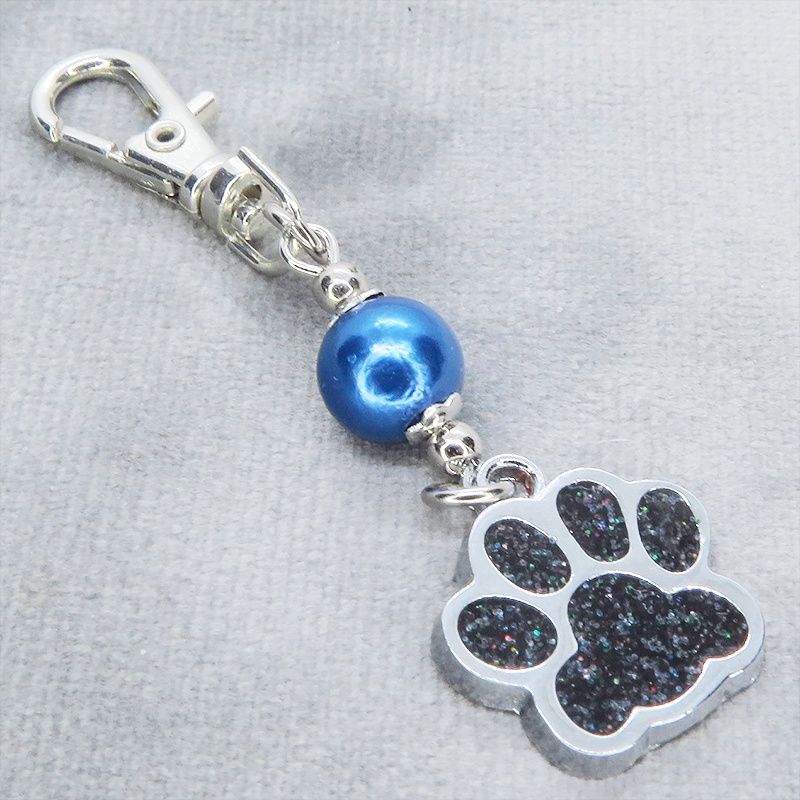 シルバーカラー 大きめ肉球チャームとコバルトブルーのビーズを組合せたキーホルダー 金具変更可