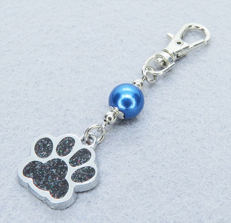 シルバーカラー 大きめ肉球チャームとコバルトブルーのビーズを組合せたキーホルダー 金具変更可