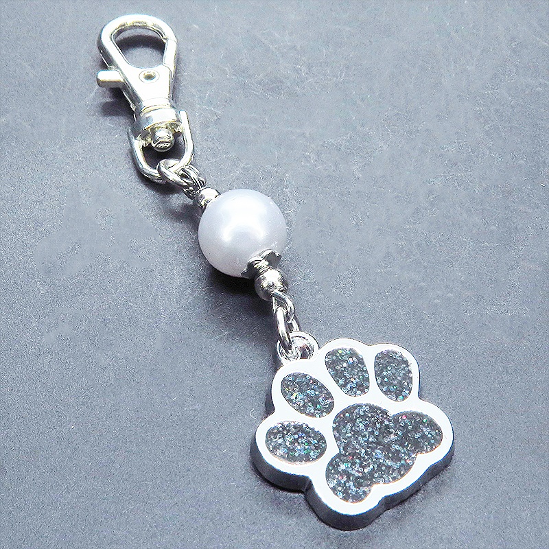 シルバーカラー 大きめ肉球チャームとシルバーグレーのビーズを組合せたキーホルダー 金具変更可