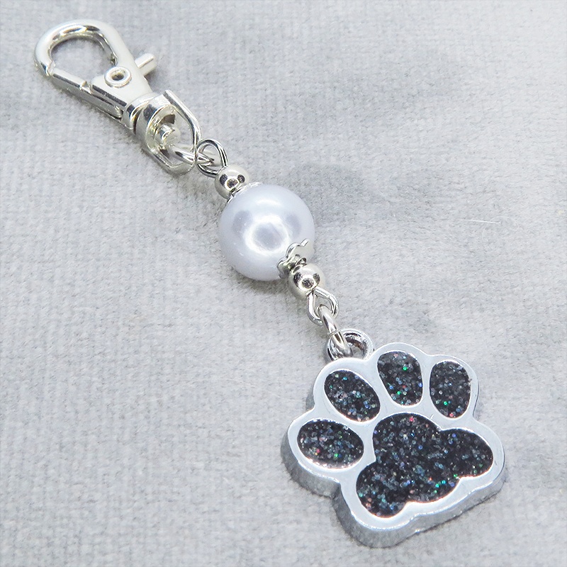 シルバーカラー 大きめ肉球チャームとシルバーグレーのビーズを組合せたキーホルダー 金具変更可
