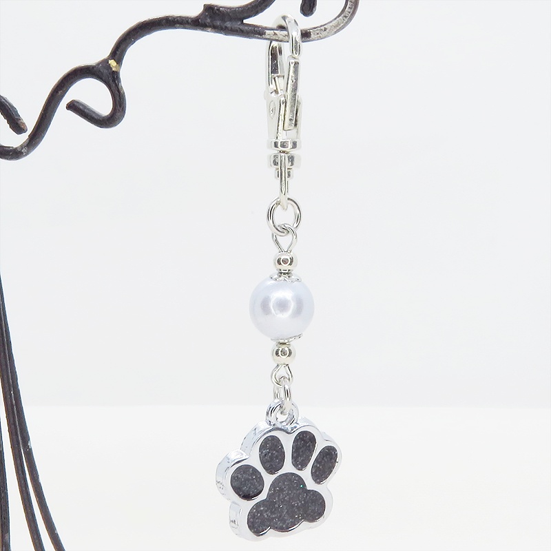 シルバーカラー 大きめ肉球チャームとシルバーグレーのビーズを組合せたキーホルダー 金具変更可