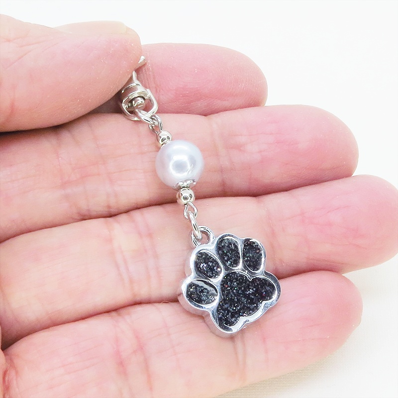 シルバーカラー 大きめ肉球チャームとシルバーグレーのビーズを組合せたキーホルダー 金具変更可